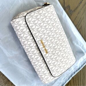 In like new condition MK crossbody bag